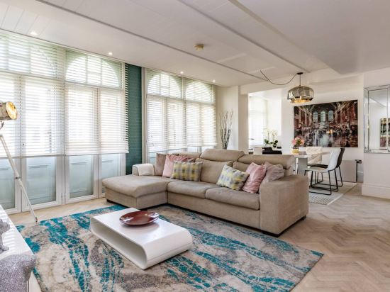Luxurious 3-Bedroom Condo on Iconic Oxford Street