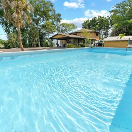 Golfers paradise surrounded by conservation and Lake with pool and Jacuzzi