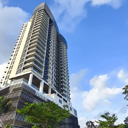 GYDEN STAYCATION #Straits Suites & Residences Отели рядом с достопримечательностью «Пляж Lido»