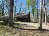Nature Lovers Paradise- Rustic Cabin on 2 Acres with a Creek! Hotels in Cheatham County