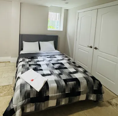 3 Bdrms - Near Airport, sq 1 Hotels near Lisgar