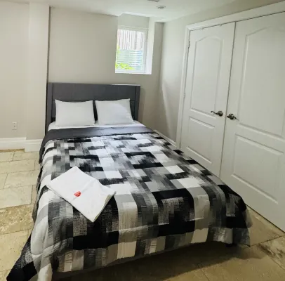3 Bdrms - Near Airport, sq 1