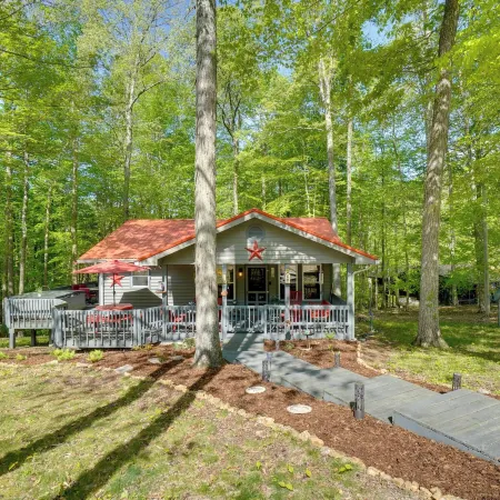 Dale Hollow Hideaway! Cabin w/ Hot Tub