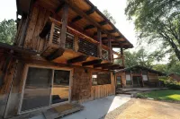 Basecamp Lodge - Mountain view