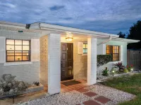 Hook, Line & Leisure: Lakefront Gem w/ Porch! Hotels in Winter Haven