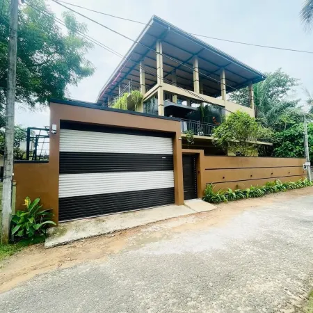 Edward's airport guest in Negombo located 2.1  mile from Colombo Bandaranaike International Airport