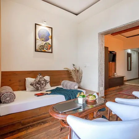 Pax Hotel Ark 150 Meters from Mall Road