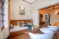 Pax Hotel Ark 150 Meters from Mall Road - غرفة مطلة على الجبل