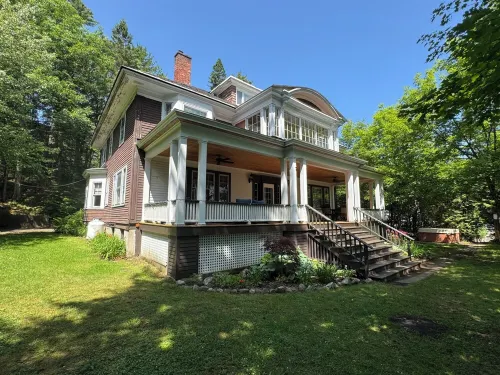 "Olympic House" on Main Street Lake Placid! Hot Tub, Big Front Porch, Pingpong - 4-Star