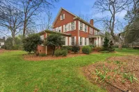 Classic 5BR Davidson Retreat Walk Downtown Pet-friendly -  Privatzimmer
