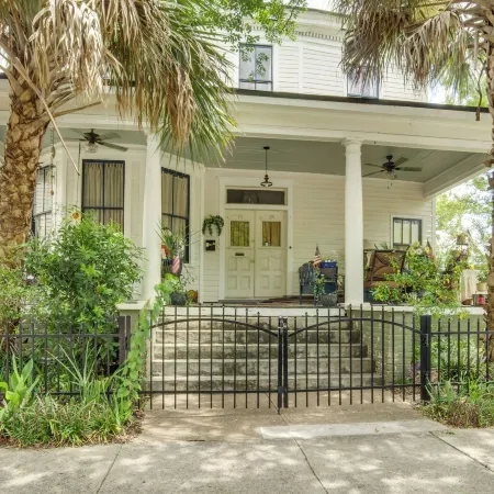 1 Mi to Scad! Historic Savannah Haven w/ Patio