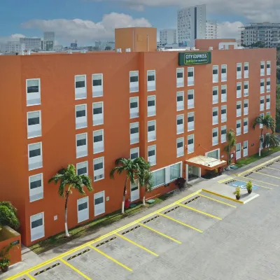 City Express Junior by Marriott Cancun Hoteles cerca de AMERIMED Cancun
