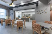 Hampton Inn & Suites by Hilton Charlottetown, PEI - breakfast