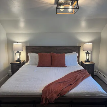 Cozy Retreat • Fireplace Loft •Walk to Park & Lake