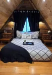 Cozy Cabin w/Loft Bedroom * Firepit * Creek Access - Hytter