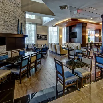 Hampton Inn & Suites Nashville-Downtown Отели рядом с достопримечательностью «Музей Пэтси Клайн»