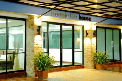 Double DD House at Mrt Sutthisarn