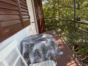 Room in House - S1 - Double Room with Ensuite Bathroom and Balcony in the Centre of Jelsa, Hvar