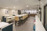 La Quinta Inn & Suites by Wyndham Portland NW