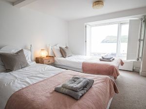 Beach Front Cottage Sleeps 6 🐕 Dog Friendly