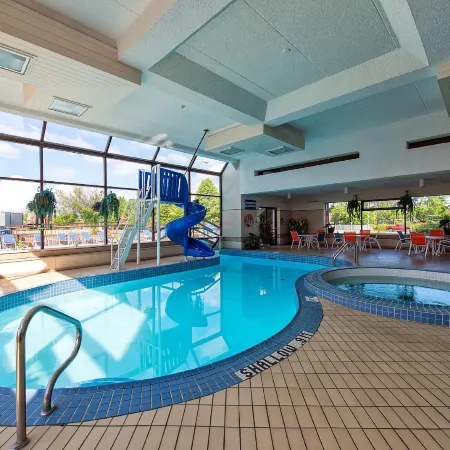 Howard Johnson Plaza by Wyndham by the Falls / Niagara Falls