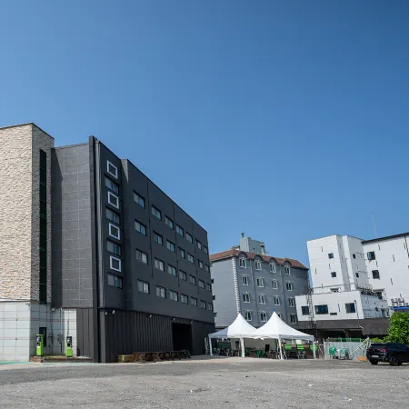 A.J HOTEL&PENSION Отели рядом с достопримечательностью «Павильон Кёнподэ»