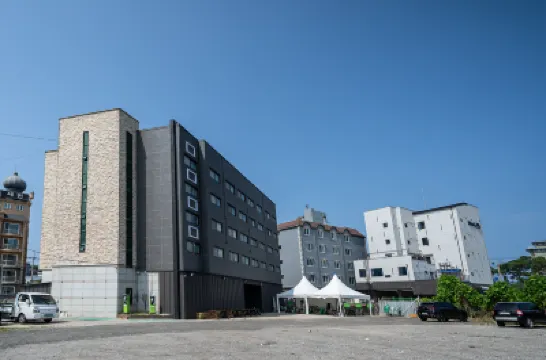 A.J HOTEL&PENSION Hotel dekat Gyeongpodae Pavillion