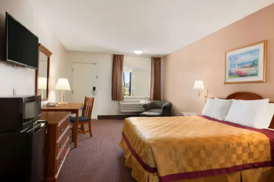 Travelodge by Wyndham Bakersfield