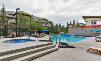Spacious 3-Br Luxury Condo | Heated Pool + 3 Hot Tubs | Pool Table | Hm Theatre