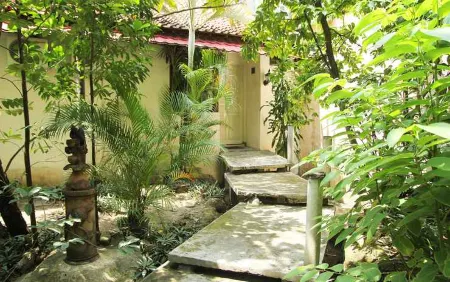 Griya Surya Hostel Отели в г. Grogol