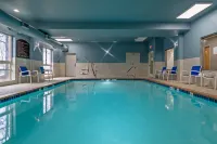 Holiday Inn Express & Suites WOODBRIDGE by IHG - Pools