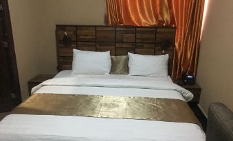 Momak 4 Hotel & Suites