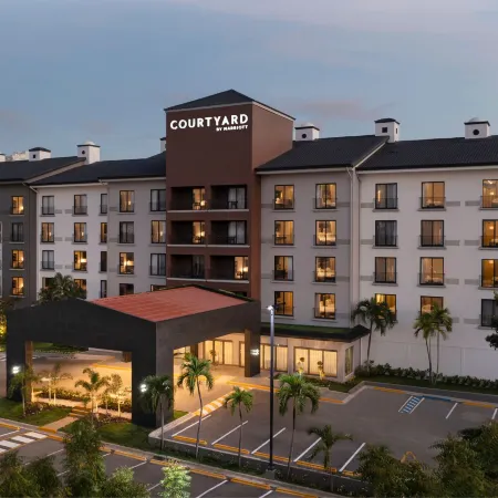 Courtyard Santo Domingo Отели рядом с достопримечательностью «Автозаправочный комплекс Expreso Bavaro»