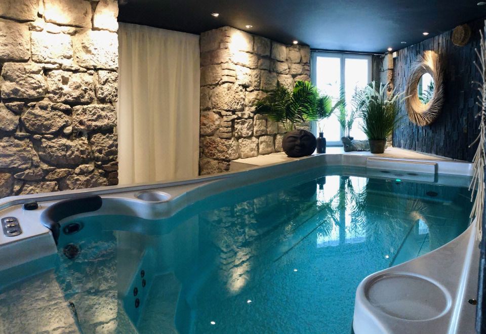 2. 호텔 & 스파 ..