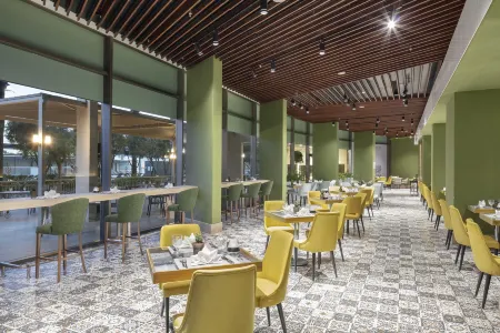 Nirvana Cosmopolitan Hotel - Convention & Sports Center Отели рядом с достопримечательностью «Lara Beach»