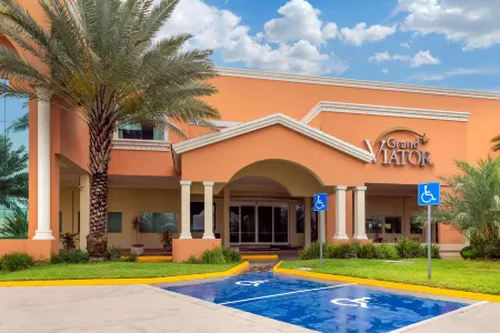 Comfort Inn Monterrey Norte Отели рядом с достопримечательностью «Paseo La Fe»