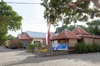 RedDoorz near Baluran National Park Hotel di Wongsorejo