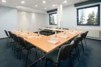 Ramada by Wyndham Airport Prague Hotels in Horomerice