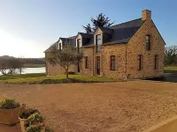 Le Manoir de Kerbot فنادق في Ambon
