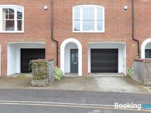 Immaculate Central Windsor Town House with Parking