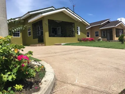 Drax Hall Country Club's Sweet Escape Hoteles cerca de St. Ann's Bay Library