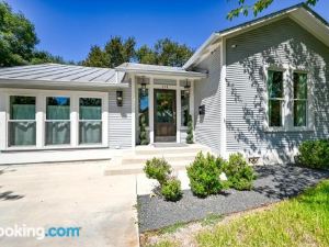 Modern Luxurious Home with Game Room and Firepit!