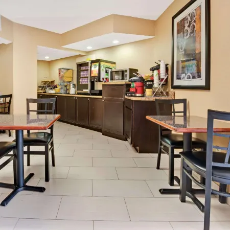 Days Inn & Suites by Wyndham DeSoto