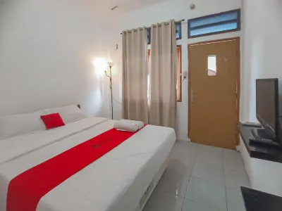 RedDoorz Syariah Near Rsud Karawang 2 Hotels in Sukaharja
