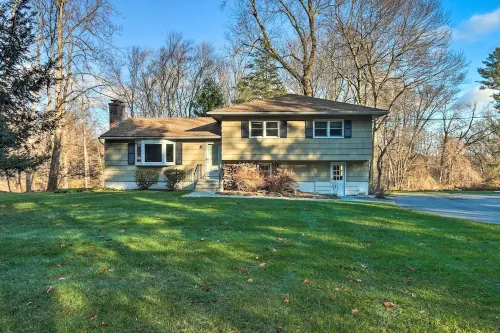 Family-Friendly Woodbury Home with Yard and Deck!