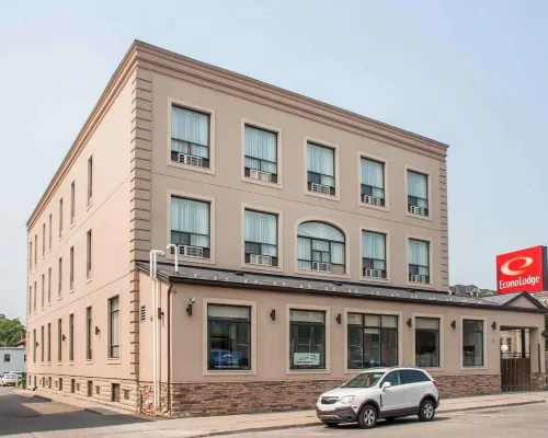 Woodstock Inn and Suites - Parking