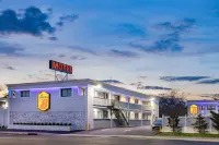 Super 8 by Wyndham Lindenhurst