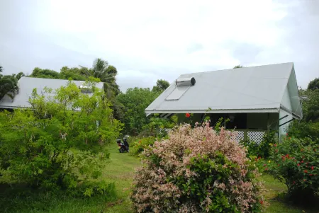 Ginas Garden Lodges, Aitutaki - 4 Self Contained Lodges in a Beautiful Garden.