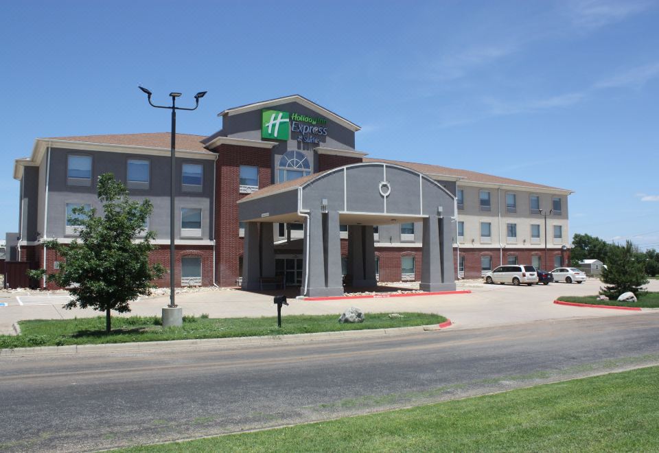 Holiday Inn Express & Suites Shamrock North - Housity