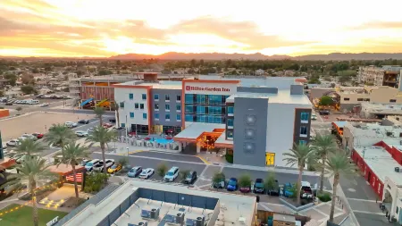 Hilton Garden Inn Chandler Downtown Отели рядом с достопримечательностью «Колледж Чандлер Гилберт Коммьюнити в Пекос Кампус»